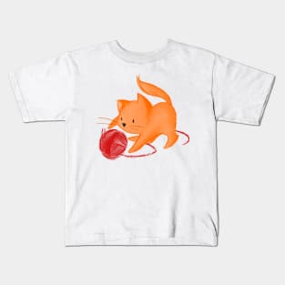 Cute Cat playing with ball of yarn - ginger Kids T-Shirt